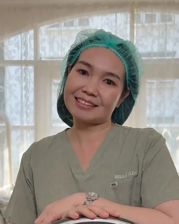 เจ้าหน้าที่ของ Bella ในห้องทรีตเมนต์ริมหน้าต่างทรงโค้ง
